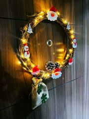 Yılbaşı Noel Baba & Kardan Adam Temalı Kozalaklı Led Işıklı Söğüt Dalı Kapı Çelengi / Süsü 30 Cm